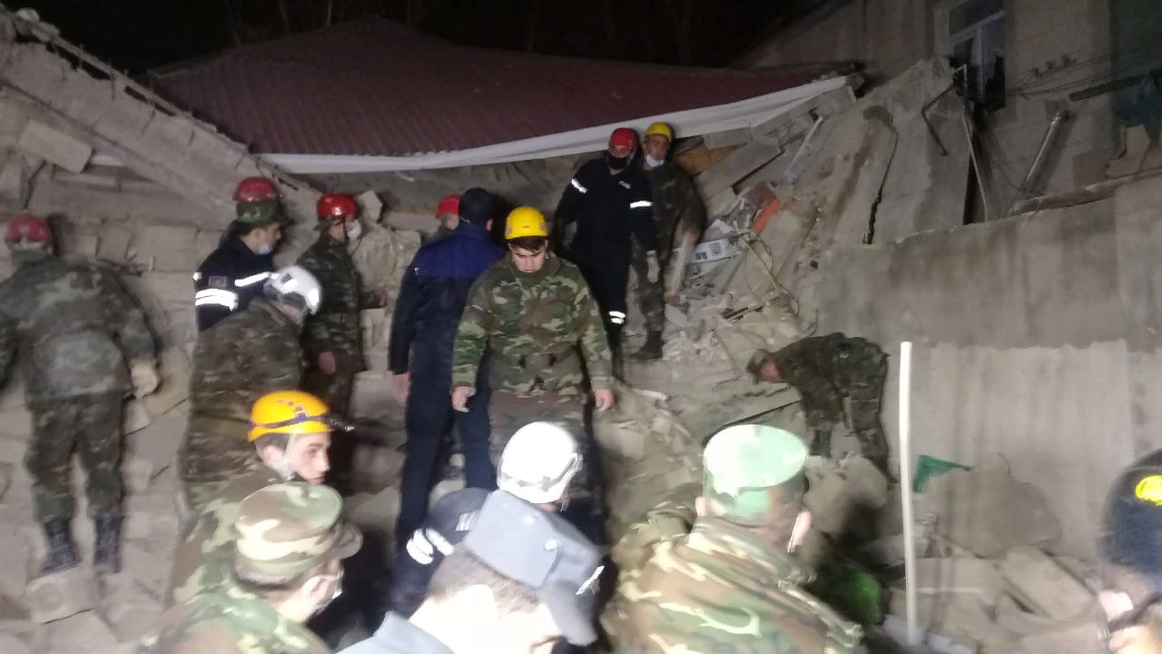 Xırdalanda partlayış: dağıntılar altından 6 nəfər çıxarıldı