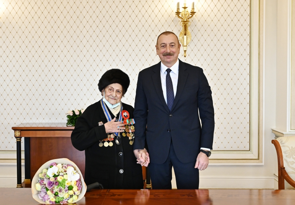 Prezidentin 100 yaşlı Fatma Səttarovanı təltif etdi.