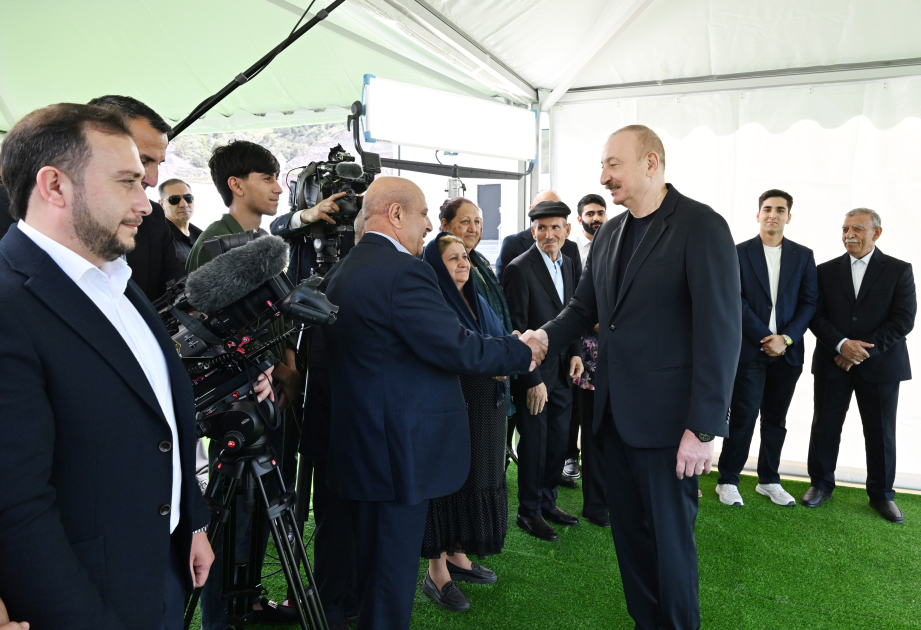 Prezident İlham Əliyev Laçın şəhərində sakinlərlə görüşüb